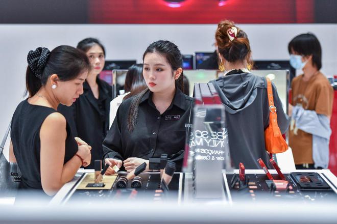品不好卖了？五大巨头集体喊难AG真人百家家乐平台大牌化妆(图1)